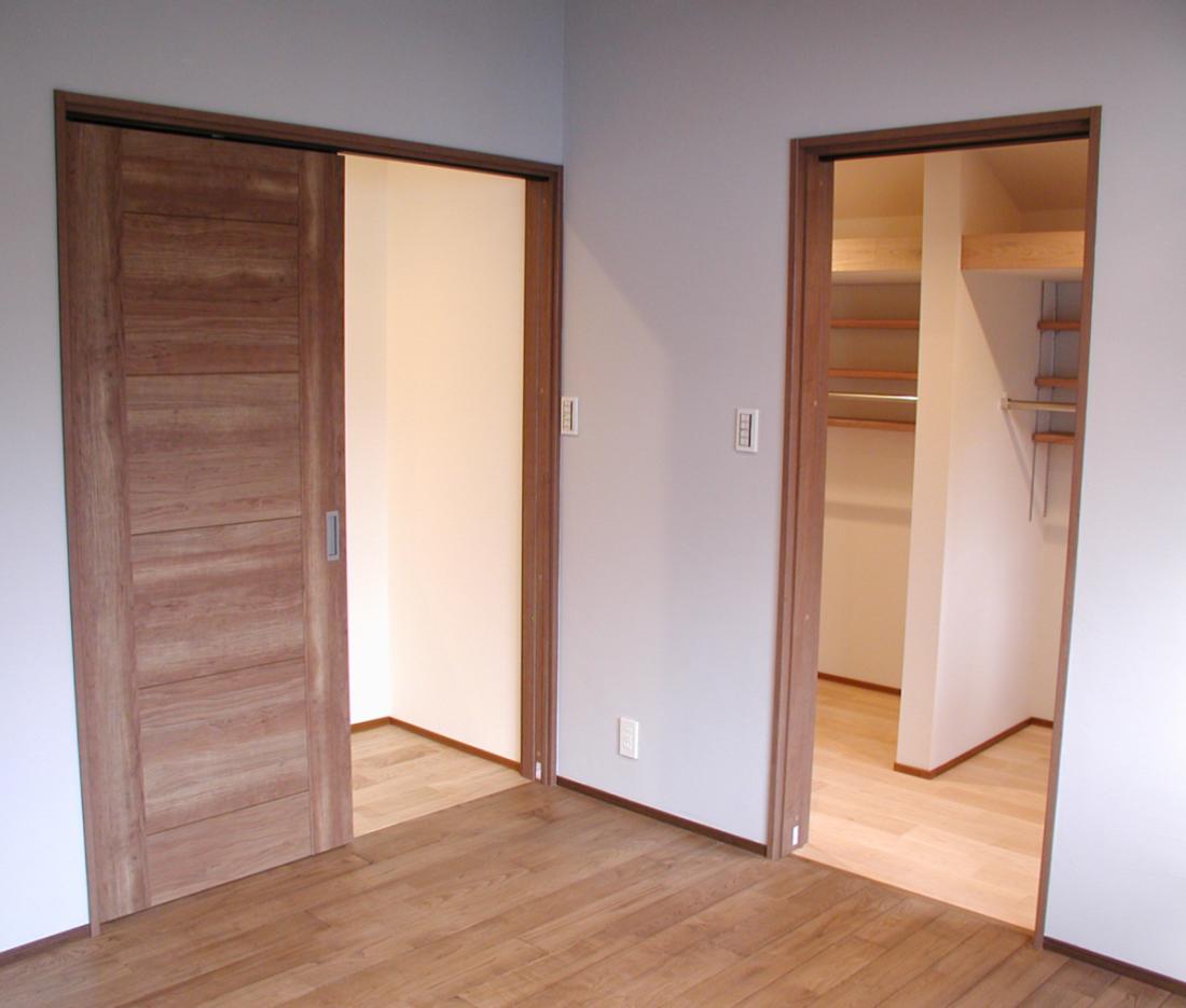 左が主寝室の扉、右はウォークインクローゼットへ