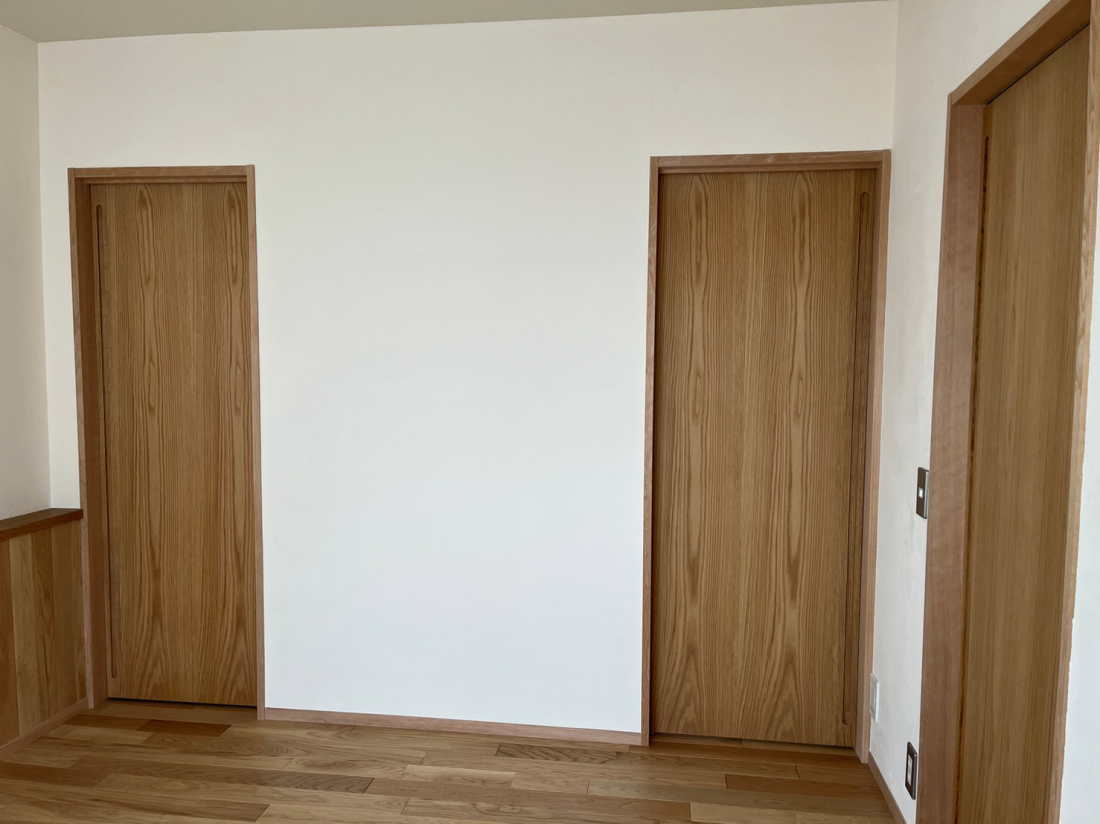 主寝室　左：収納、右：ウォークインクローゼット、個室方向、右側壁側；リビング方向(扉：閉)
