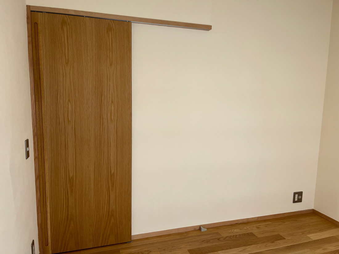 個室 左：ウォークインクローゼット、主寝室方向への扉
