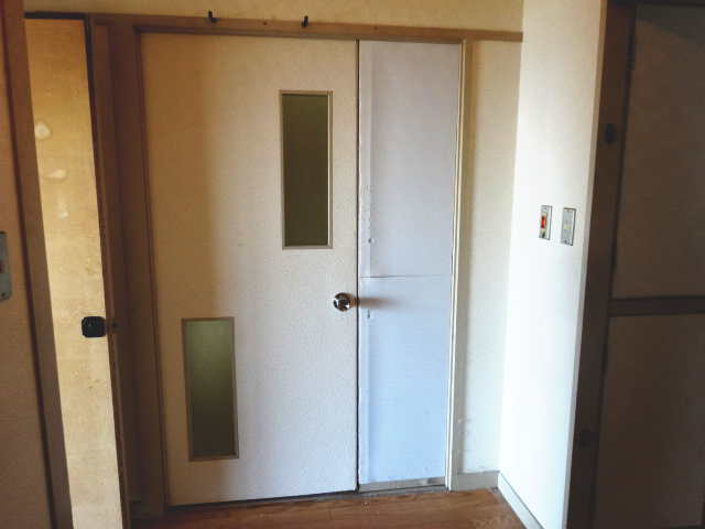 リノベーション前の玄関・LDKへの扉
