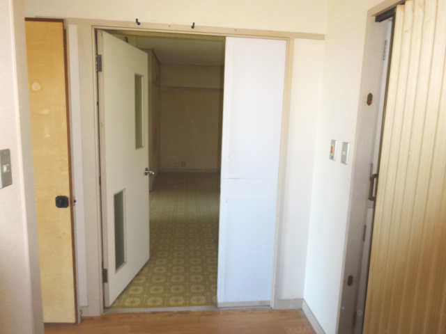 リノベーション前の玄関・LDKへの扉(開）