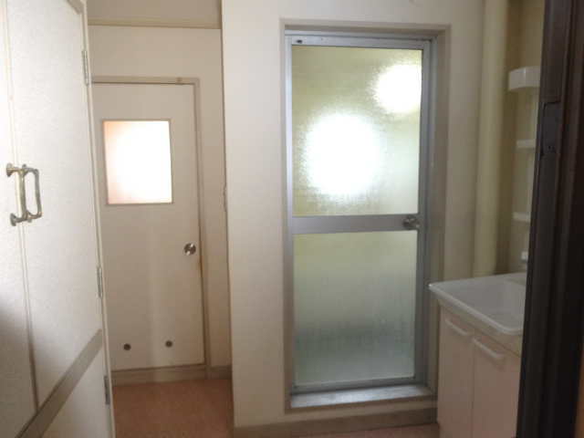 リノベーション前の玄関右手側の洗面室方向