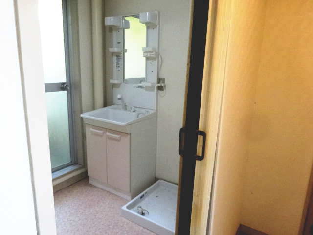 リノベーション前の玄関右手側の洗面室方向