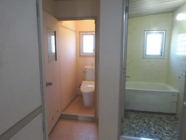 リノベーション前の玄関右手側の洗面室方向