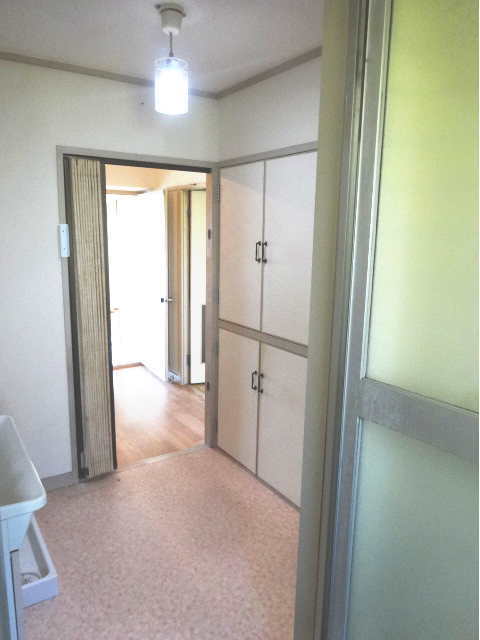 リノベーション前の浴室から見た洗面室、玄関方向