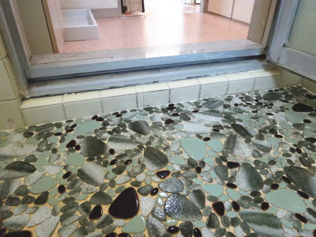 リノベーション前の浴室内・床