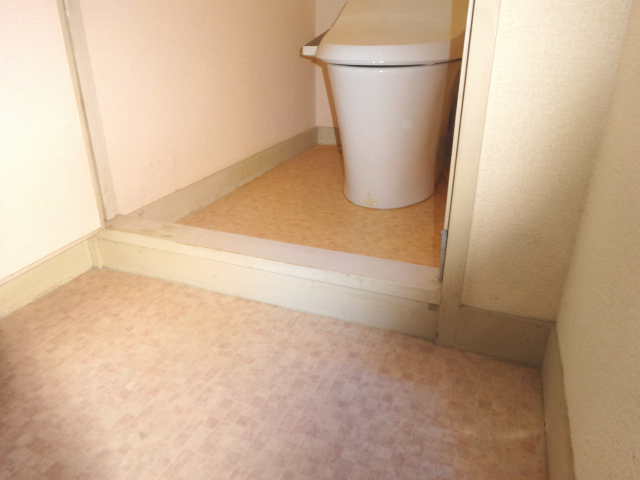 リノベーション前のトイレ前・床