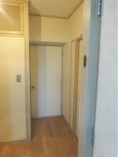 リノベーション前の洗面室前から見た洋室6帖方向