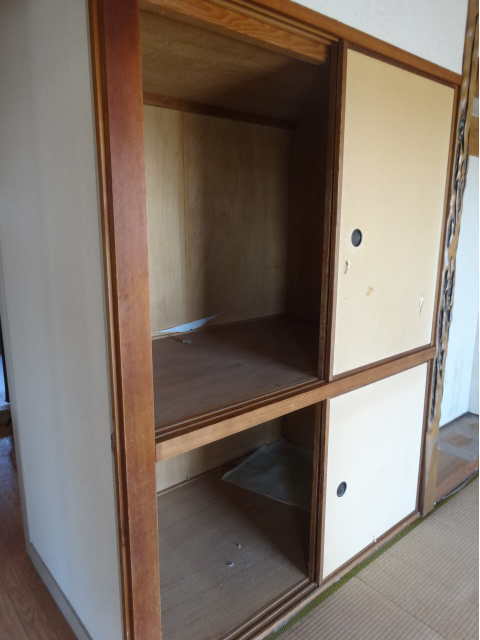 リノベーション前の8帖和室・押入