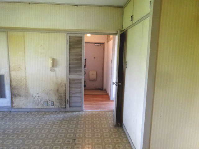 リノベーション前のLDKから見た玄関前扉