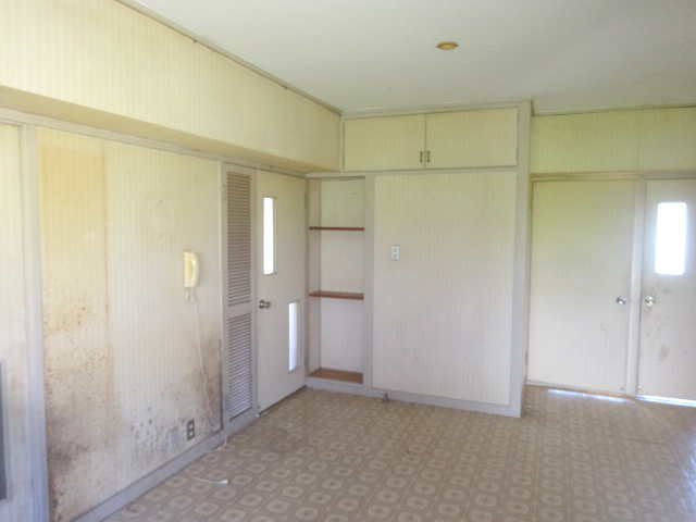 リノベーション前のLDKから見た6帖和室・玄関前扉方向