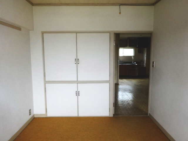 リノベーション前の6帖洋室・収納