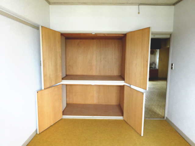 リノベーション前の6帖洋室・収納