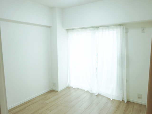 洋室4.5帖入り口付近から見たバルコニー方向