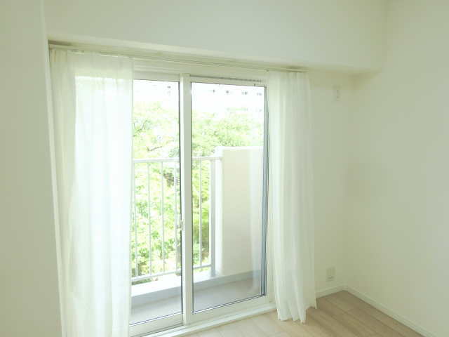 洋室4.5帖入り口付近から見たバルコニー付近