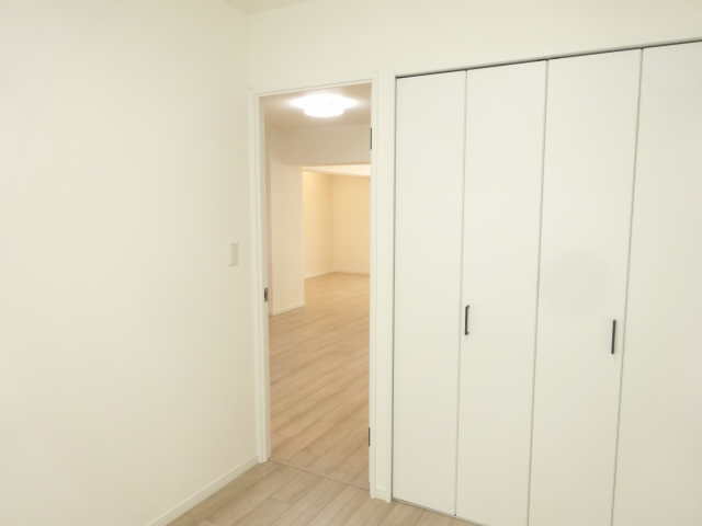 洋室4.5帖内から入り口（扉・開）、クローゼット方向（扉・閉）