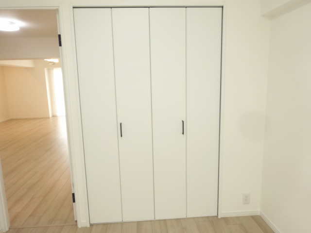 洋室4.5帖・クローゼット（扉・閉）