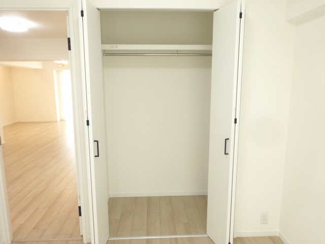 洋室4.5帖・クローゼット（扉・開）