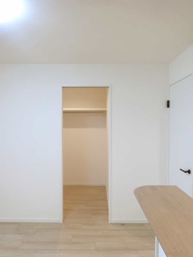 キッチン付近から見たウォークインクローゼット方向（扉・開）