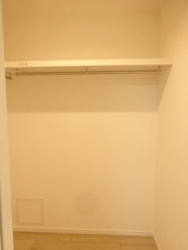 ウォークインクローゼット内部