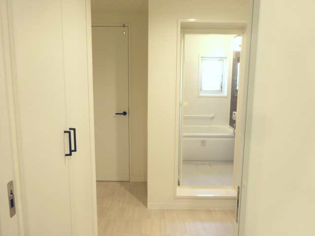 廊下右手側（浴室扉：開）