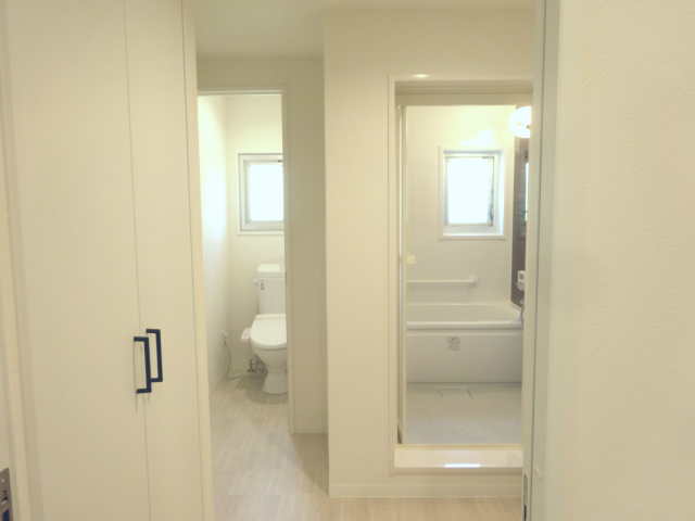 廊下右手側（トイレ・浴室扉：開）