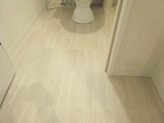 トイレ前・床