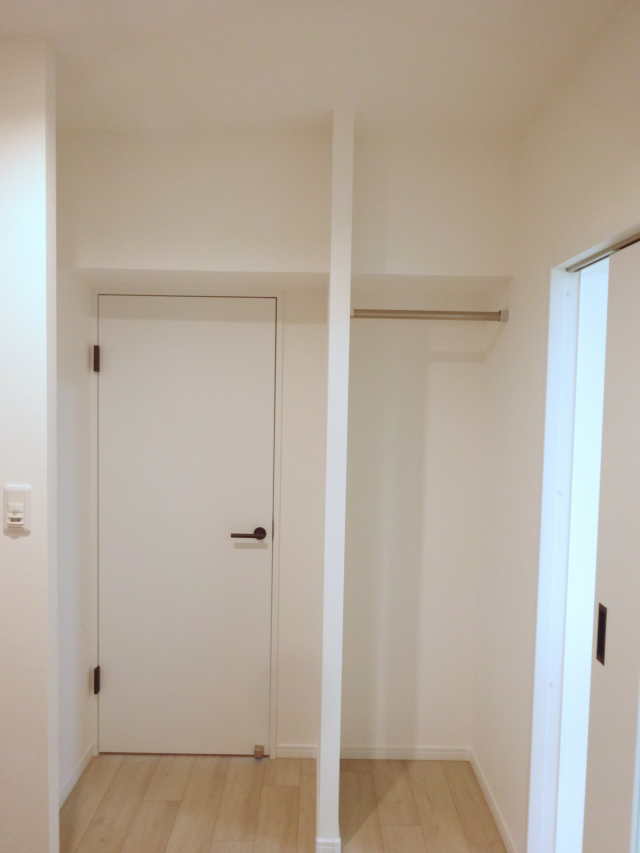 洗面室扉前から洋室6帖方向