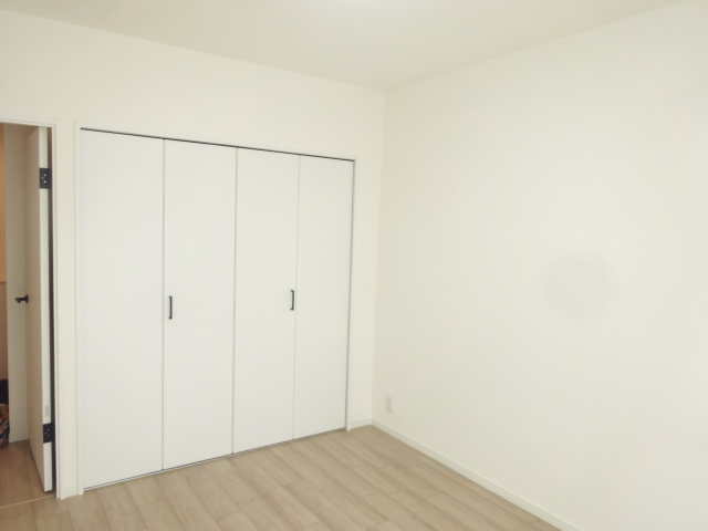 （玄関横）洋室6帖内から見た・クローゼット（扉・閉）