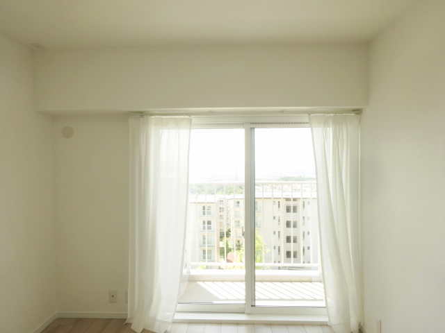 （玄関横）洋室6帖入り口付近から見たバルコニー方向