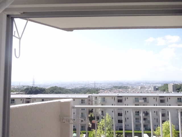 （玄関横）洋室6帖の窓から見た景色