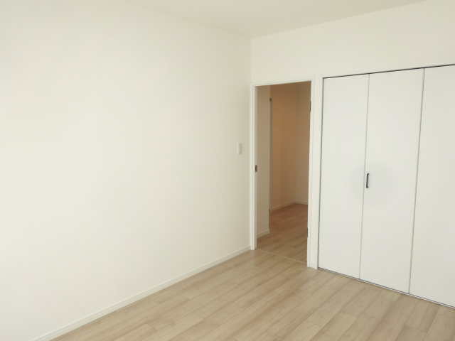 （玄関横）洋室6帖内から見た部屋入り口（扉・開）、クローゼット方向