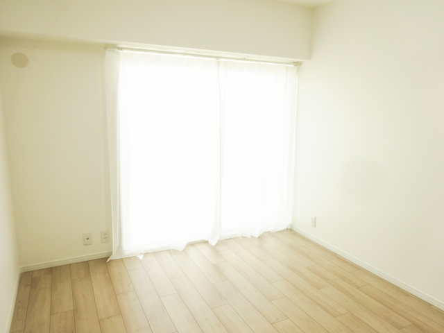 （玄関横）洋室6帖内から見たバルコニー方向