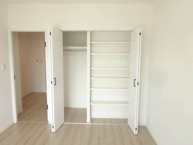 （玄関横）洋室6帖入り口（扉・開）・クローゼット（扉・開）