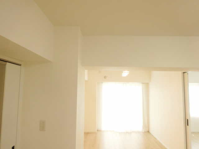 システムキッチン前から見たLDK方向