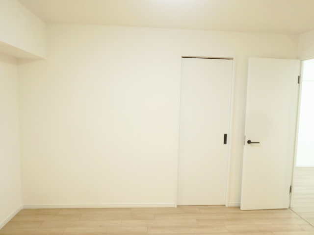 洋室6畳側壁前から見た洋室6帖扉・閉