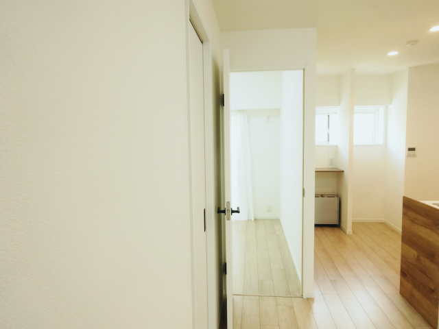 LDKから見た洋室4.5帖・扉　開