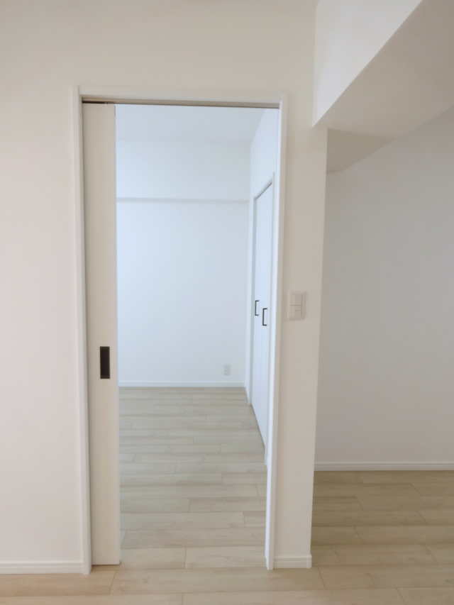 LDK(旧和室6帖）から見た洋室6帖入り口（扉・開）