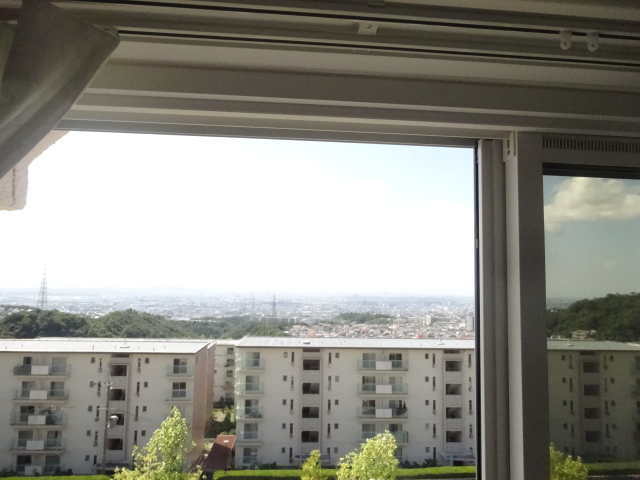 洋室6帖内の窓から見た景色