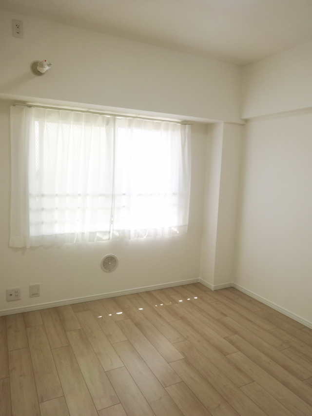 洋室6帖入り口付近から見た窓方向