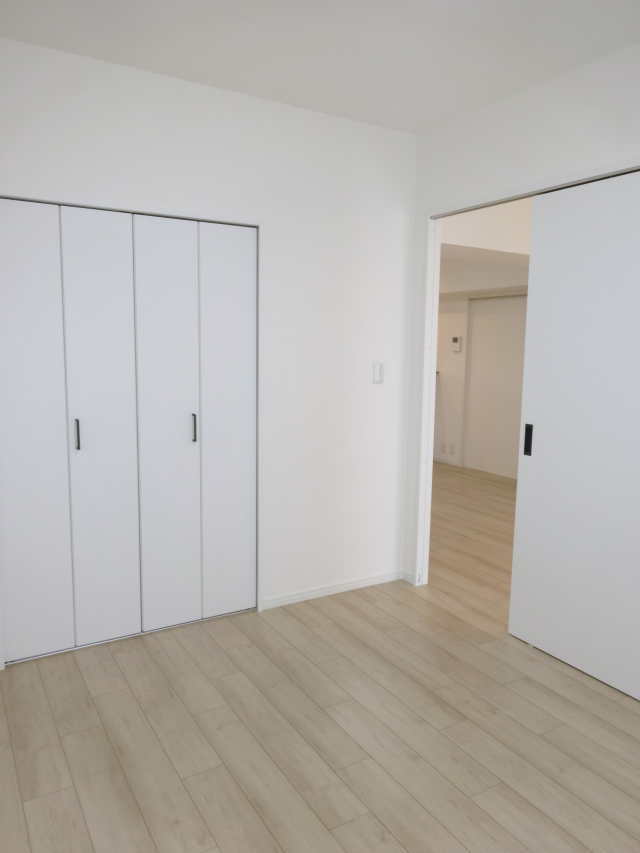 洋室6帖内から入り口（扉・開）、クローゼット方向（扉・閉）