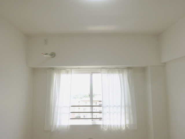 洋室6帖内から見た窓方向