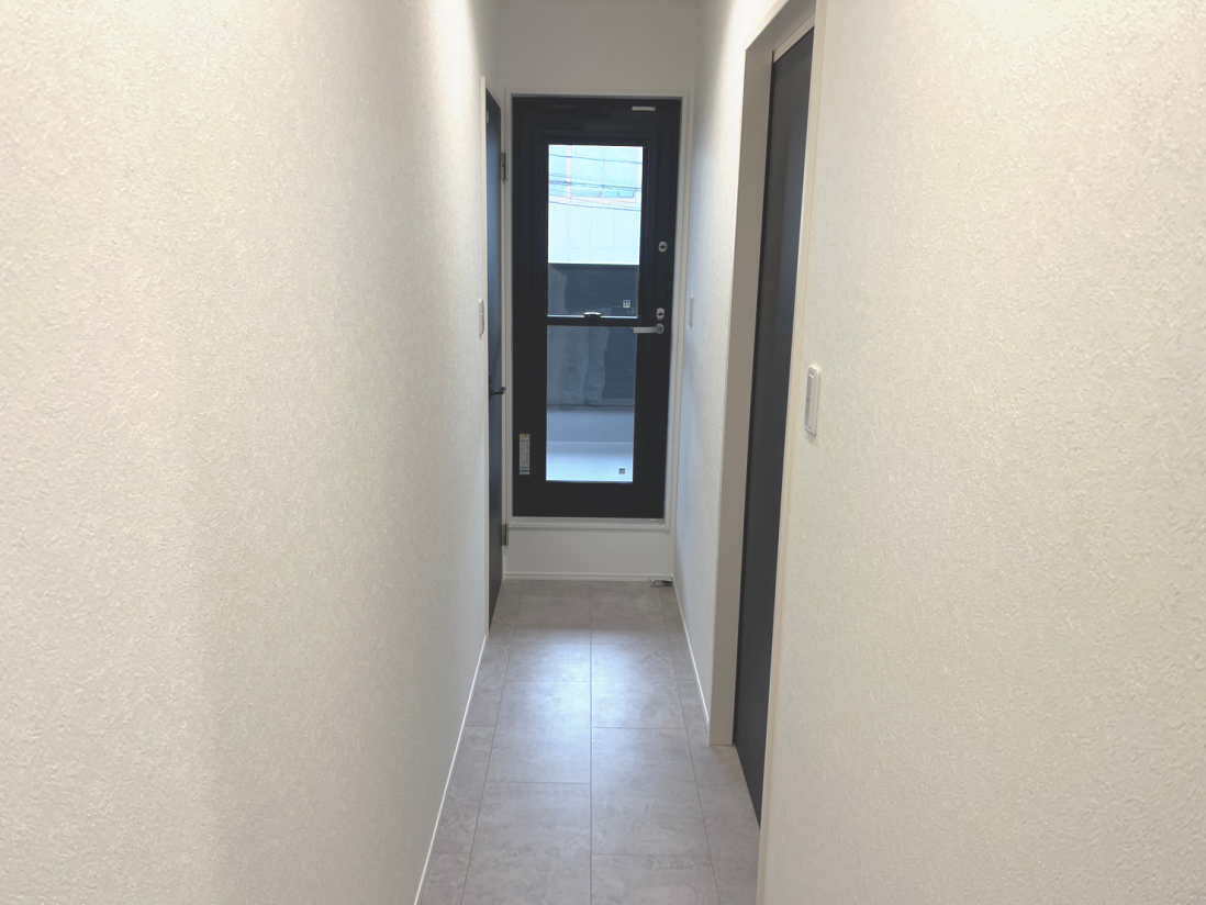 廊下側のウォークインクローゼット扉前付近からバルコニーへの扉方向(左側扉はトイレ、右側扉は洋室3)