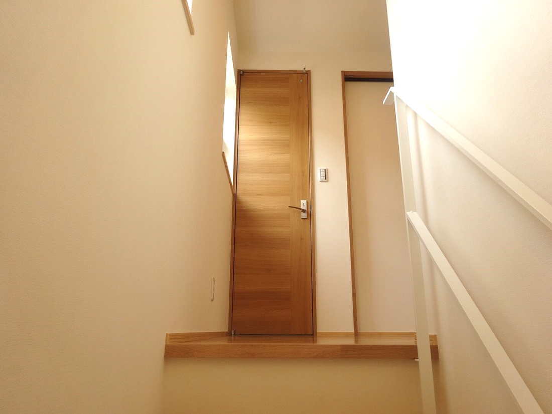 階段（オプション）正面の扉は2階トイレ