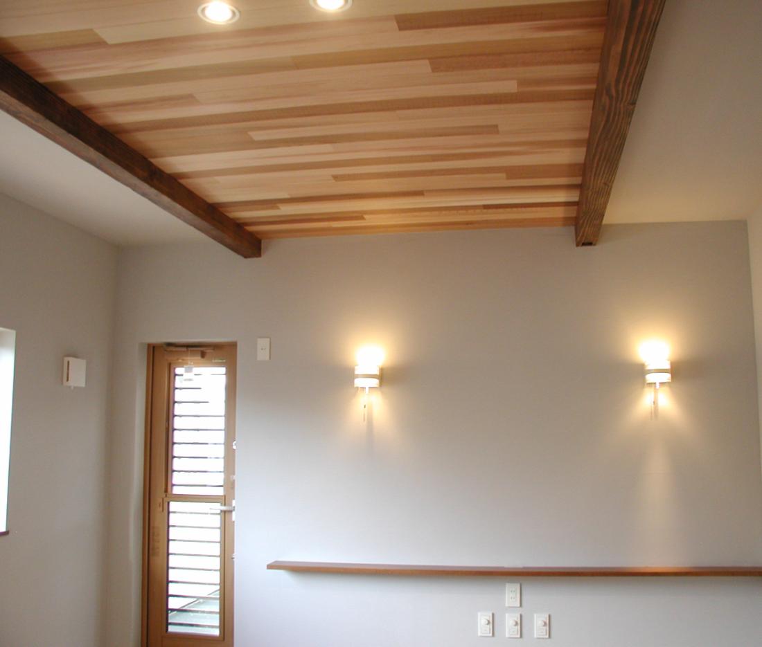 主寝室の天井も既存の梁を活かし、レッドシダーの羽目板を使用してみせるデザインに